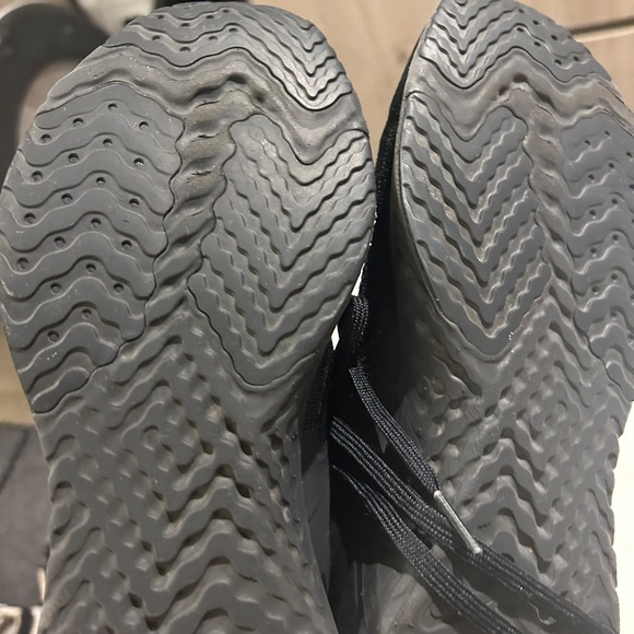 Nike black sneakers in size 9 - Picture 3 of 4